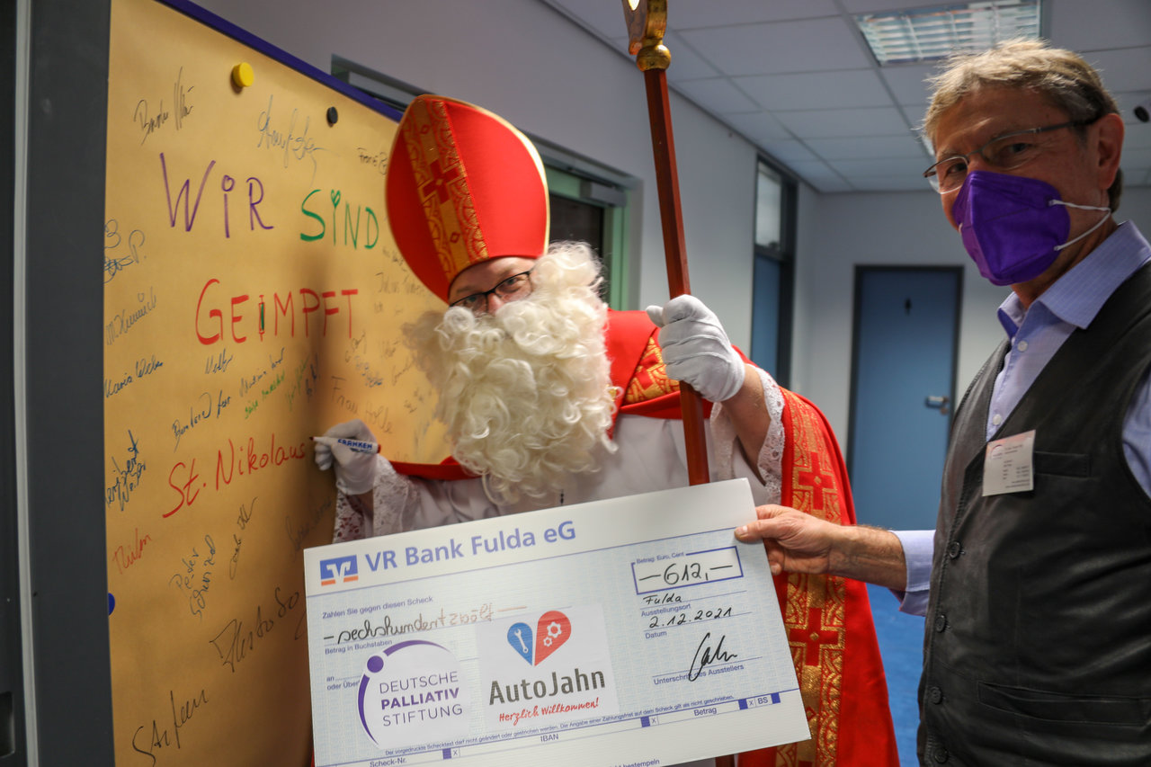 Nikolaus übergibt Spendencheck